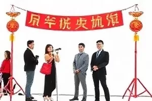 《周六不下雨》封面，阳台上的早餐与晨光