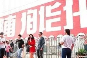 《慢半拍先生》封面，街角咖啡店与慢镜行人