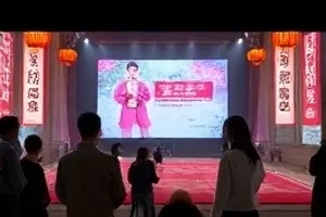 《时间的旁白》封面，调音台与波形屏幕