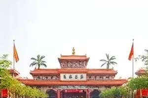 《不合时宜的提问》封面，举手提问的现场观众