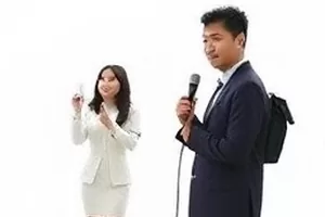 《旧城新事》封面，老街门窗与晾衣杆特写