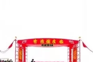 《逆风接力》封面，跑道上的接力棒交接瞬间