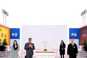 《一厘米的光》封面，窗台上的一束细光